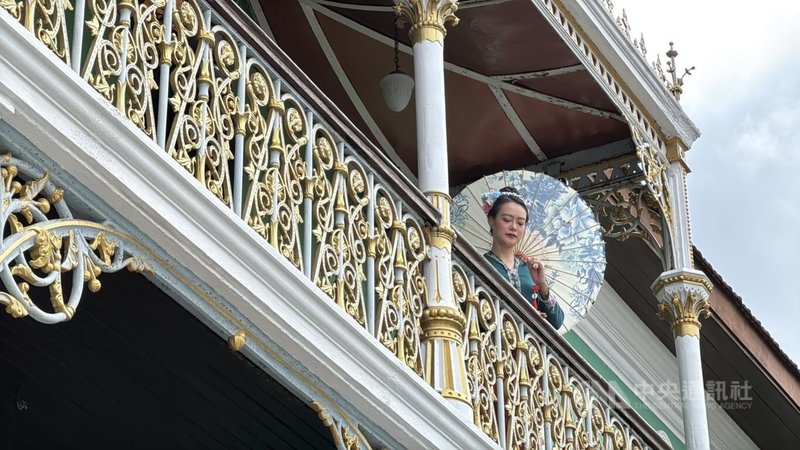 彭博近日公布2026年25個最佳旅遊地點，馬來西亞檳城也入榜。圖為遊客在檳城市區打扮特色服裝。中央社記者吳昇鴻檳城攝　114年12月22日