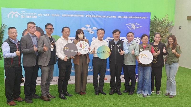 嘉義縣政府深化科技教育,2026年1月25日到27日在嘉義文化科技創新基地辦「AI無人機冬令營」,嘉義縣長翁章梁(中)22日說,期待培養嘉義縣無人機產業人才。中央社記者蔡智明攝 114年12月22日