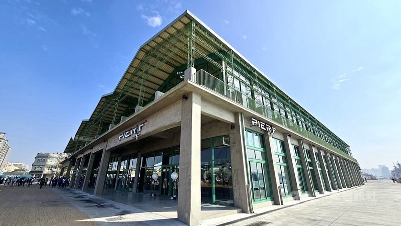 位於高雄港蓬萊商港區的歷史倉庫「棧叁庫」轉變為AI創新基地，市府22日舉行「PIER F棧叁庫啟用典禮」，整體使用面積逾6900平方公尺，採分層配置以兼顧營運效率與參觀動線。中央社記者董俊志攝　114年12月22日