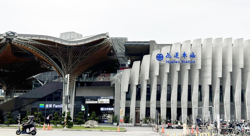 張文隨機殺人案震驚社會，元旦、春節等年人潮湧現，交通部長陳世凱22日說，跟警政署通力合作，所有交通運具，包含機場、港口、旅運中心、車站等都會加強戒備與巡邏。圖為花蓮火車站。中央社記者李先鳳攝　114年12月22日