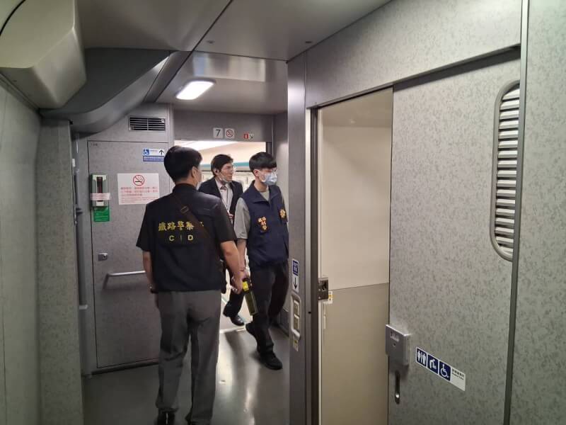 鐵路警察局高雄分局21日下午接獲彭姓女子通報，有旅客反映高鐵有危險物品，經進行列車全車安全檢查，均未發現。（鐵路警察局高雄分局提供）