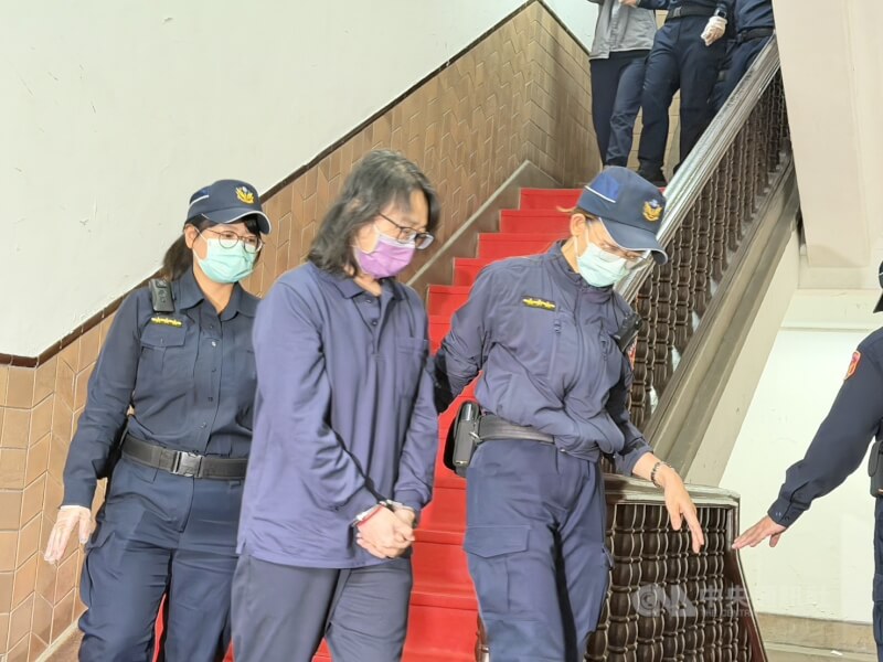 男童「剴剴」遭虐死案，二審台灣高等法院22日開庭辯論，可望辯結定宣判日。法警提解被告保母姊妹劉彩萱（前中）、劉若琳。中央社記者劉世怡攝　114年12月22日