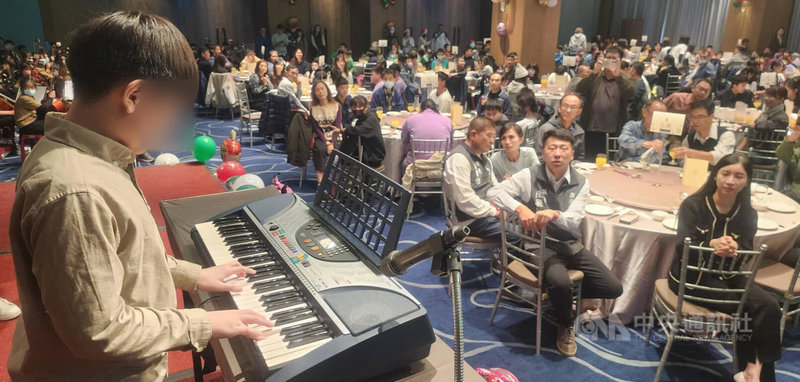 澎湖縣議會年終感恩公益聯誼活動，22日邀請縣內國中小400位弱勢小天使一起到星級飯店吃好料理，並在澎湖縣青少年國樂團的伴奏下表演「獨腳輪」、「鋼琴」、「直笛」、「二胡」、「木箱鼓」等才藝，贏得滿場掌聲。中央社   114年12月22日