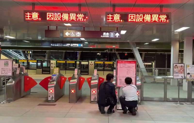 台中捷運22日晚間因文華高中站到高鐵台中站電力異常，一度全線停擺，中捷公司派員搶修。（民眾提供）中央社記者趙麗妍傳真　114年12月22日