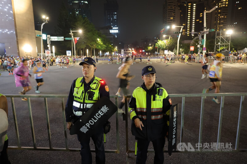 內政部表示，農曆年前重大活動共137場，會加強維安部署。圖為台北馬拉松21日在台北市政府廣場前起跑，現場警察配警盾戒備。中央社記者翁睿坤攝 114年12月21日