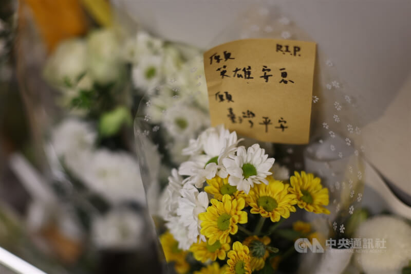 台北市日前發生張文隨機攻擊案，台北市府在事發地點設置悼念空間，民眾留字條悼念受害者。中央社記者吳家昇攝 114年12月21日