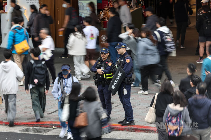 27歲男子張文19日在台北市區進行隨機攻擊釀死傷，事件震撼全台也讓各地警戒升級，21日在中山商圈案發地之一的誠品南西店門外，可見警力加強部署。中央社記者吳家昇攝　114年12月21日