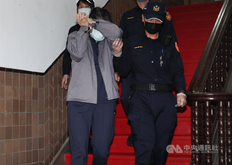 台灣高等法院22日針對男童「剴剴」遭虐死案二審開庭，被告保母劉若琳（前左）在法警戒護下出庭。中央社記者謝佳璋攝  114年12月22日