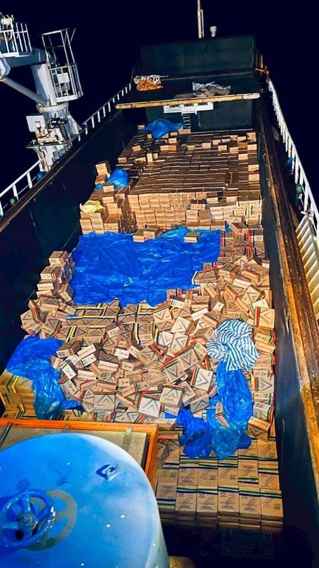 「金佶利29號」張姓船長等5人，涉嫌走私超過101萬包私菸，市價約新台幣1億元，遭檢警查獲，經橋頭地檢署偵查終結起訴。（橋頭地檢署提供）中央社記者張已亷傳真　114年12月22日