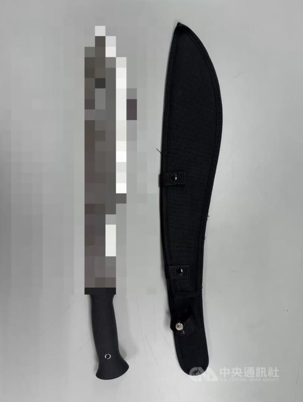 北市警方22日凌晨獲報，有人拿刀在士林夜市路上行走，立即派員迅速於1個多小時查獲涉案謝男，他辯稱和街友有嫌隙才持刀尋仇，全案依社維法送辦。（翻攝照片）中央社記者黃麗芸傳真 114年12月22日