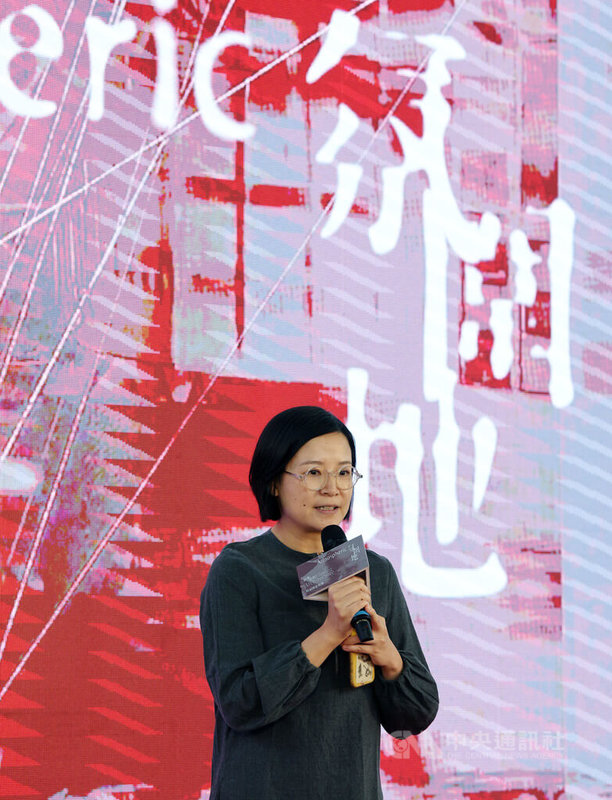 「氛圍地－影像建築」特展開幕典禮22日下午在國立台灣博物館鐵道部園區舉行，策展人、法國波爾多建築中心代理館長蔡雯雯（圖）表示，展覽首站從波爾多開始，台灣是第2站，特別結合台灣在地的電影與城市研究資源重新策劃，之後將展開國際巡迴。中央社記者郭日曉攝　114年12月22日