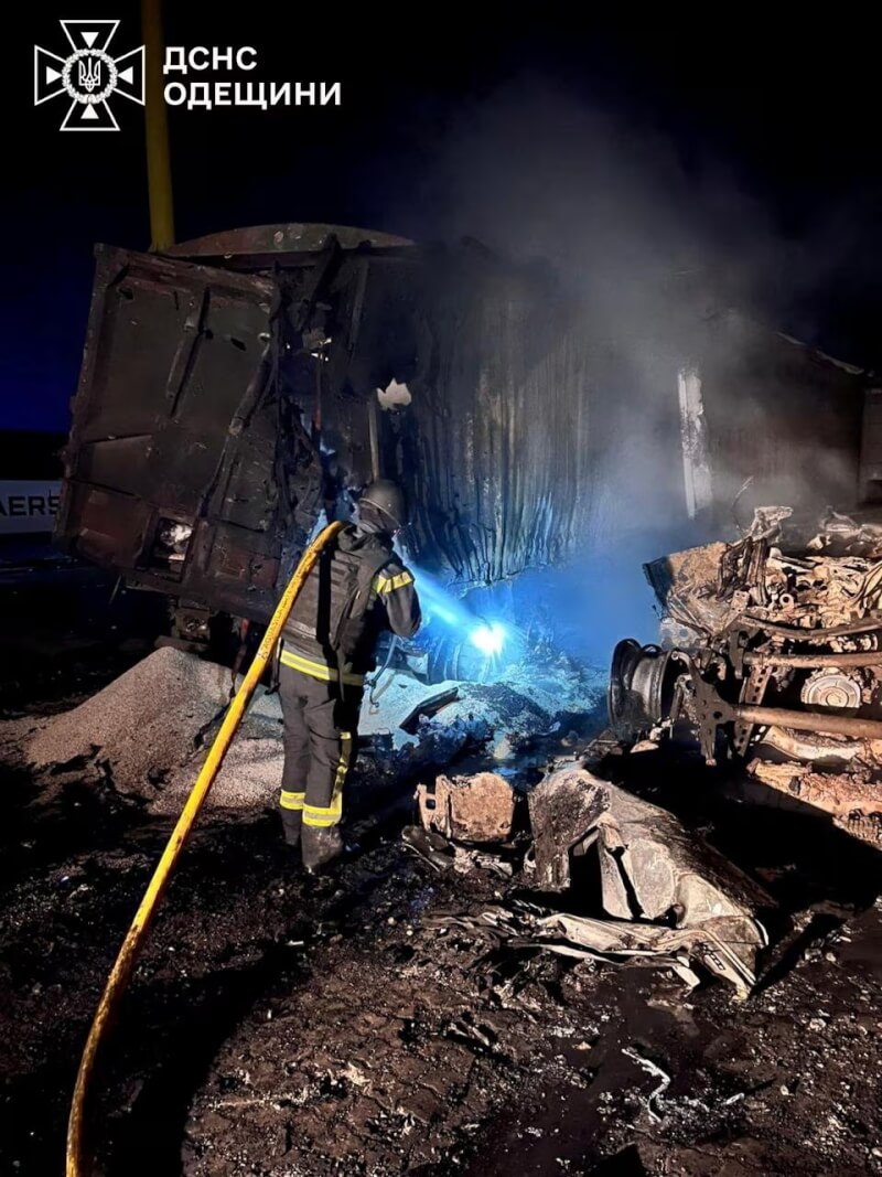 烏克蘭當局20日發布的照片顯示，一名消防員在敖德薩遭襲擊的現場工作。（State Emergency Service of Ukraine in Odesa region／路透社）