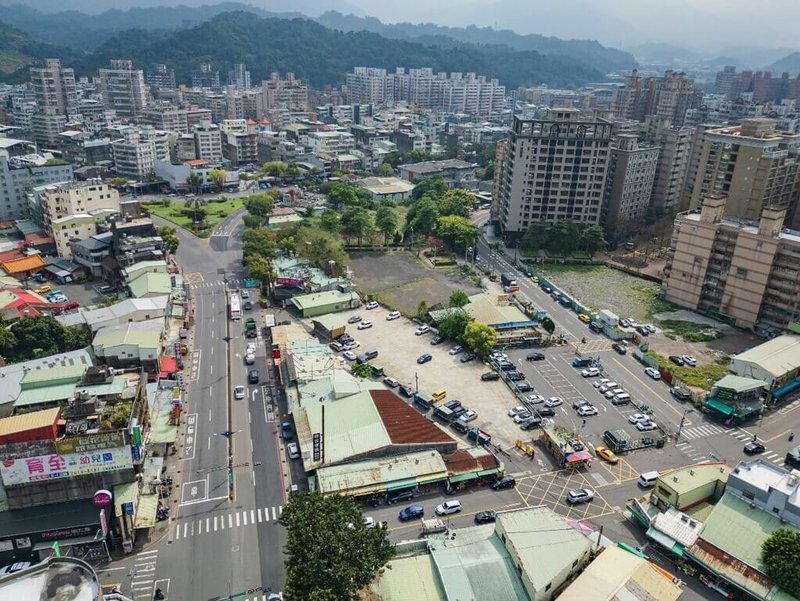 新北市城鄉局表示，三峽、土城公設解編案獲內政部審議通過，市府將透過公辦市地重劃方式開發，取得約3.93公頃土地，開闢公園、兒童遊戲場、綠地等開放性公共設施。圖為三峽公設專通案現況。（城鄉局提供）中央社記者王鴻國傳真　114年12月23日