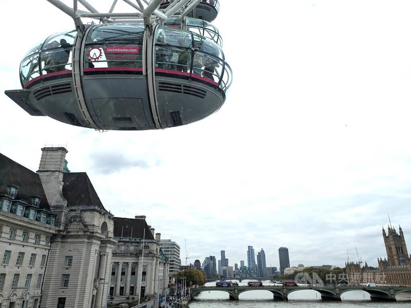 「倫敦眼」摩天輪位於市中心泰晤士河畔，高達135公尺，可360度環景遠眺倫敦市區，國會大廈西敏宮、大笨鐘、倫敦塔橋、倫敦金融城等知名地標盡收眼底。中央社記者陳韻聿倫敦攝　114年12月22日