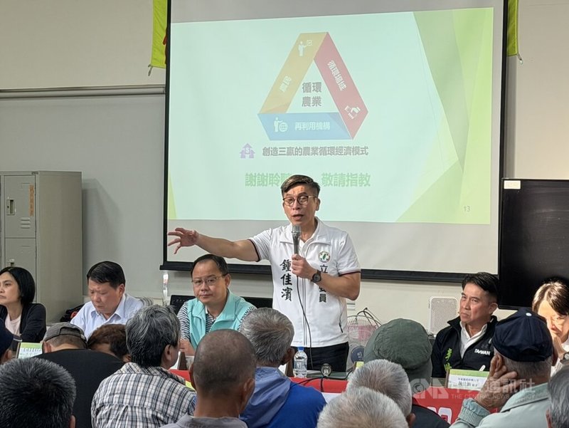 屏東竹筍種植面積逾300公頃，筍農認為廢竹體積大難以就地破碎處理，焚燒又屢遭開罰，民進黨立委鍾佳濱（立者）23日舉辦說明會，提出將向中央爭取經費處理廢竹問題。中央社記者李卉婷攝　114年12月23日