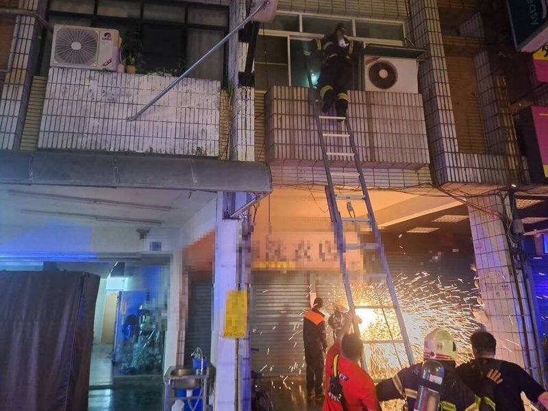 高雄市小港區一間透天厝22日深夜發生火警，高雄市消防局撲滅火勢並救出意識模糊的張姓男子。（高雄市政府消防局提供）中央社記者張已亷傳真　114年12月23日