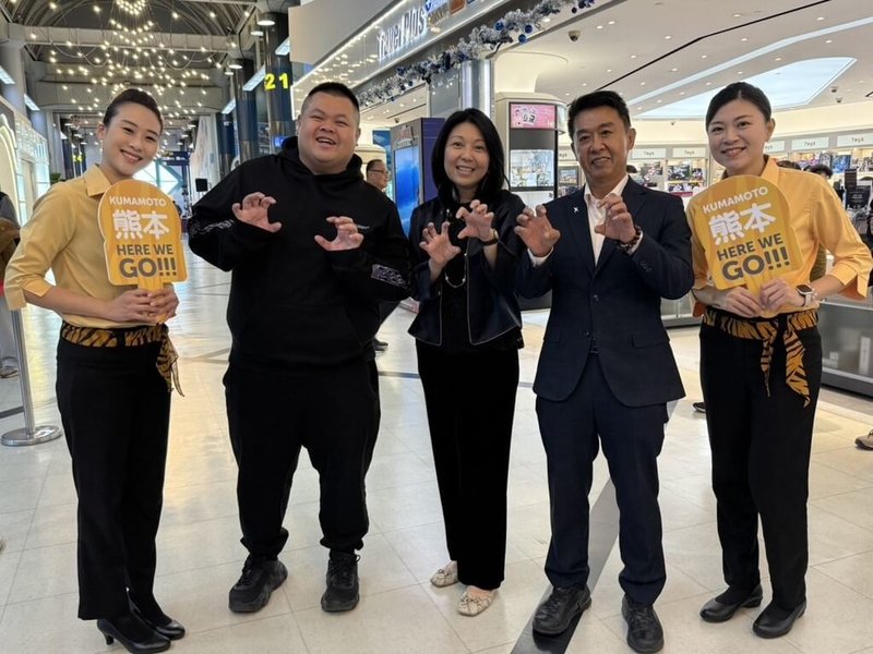 民進黨高雄市長初選參選人、立委許智傑（右2）23日搭乘台灣虎航高雄到熊本首航班機，歡慶熊本首條低成本航空開航，並推動高雄與熊本的姊妹市外交。（許智傑辦公室提供）中央社記者蔡孟妤傳真　114年12月23日