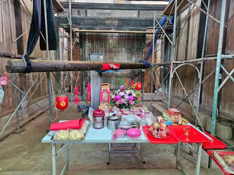 金門縣定古蹟黃允棋古厝年久失修，部分已嚴重毀損，修復工程上梁典禮23日舉行，預計民國115年9月30日完工；修復完成後，除回歸予所有權人做住宅使用，並規劃平時開放前廳等處做為人文及古蹟建築展示導覽中心。（金門縣文化局提供）中央社記者吳玟嶸傳真　114年12月23日