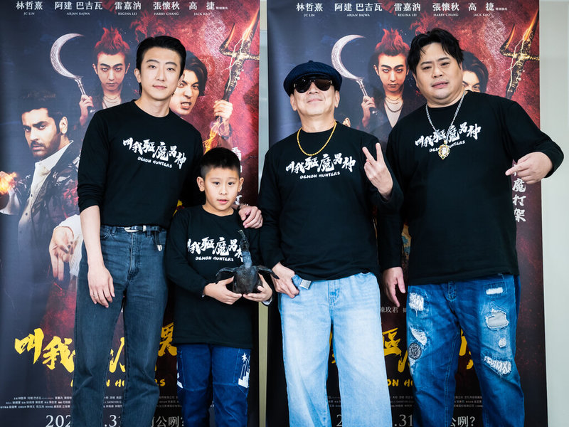 電影「叫我驅魔男神」即將上映，演員懷秋（左1）、高捷（右2）、吳震亞（右1）、游禮（左2）23日出席記者會，分享拍攝花絮。（光盛影業提供）中央社記者王心妤傳真　114年12月23日