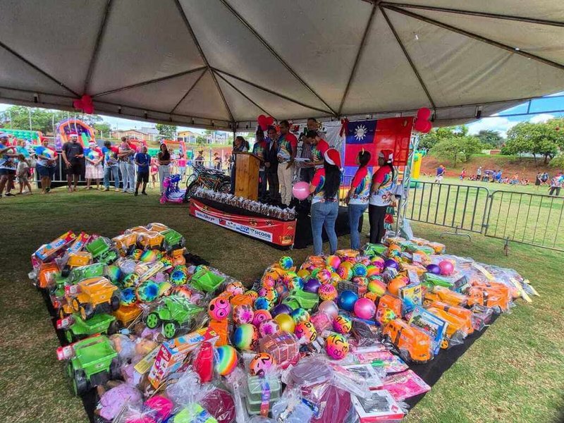 駐巴西代表廖志賢偕副參事許秋煌，20日前往特林達市訪問，並出席特林達市弱勢援助中心的耶誕慈善活動，捐贈食物籃與耶誕禮物予貧困家庭與兒童。（駐巴西代表處提供）中央社記者唐雅陵聖保羅傳真　114年12月23日