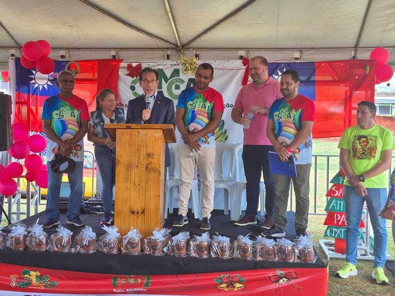 駐巴西代表廖志賢(講台者)出席特林達市弱勢援助中心耶誕慈善活動,致詞感謝並呼籲各界支持。(駐巴西代表處提供)中央社記者唐雅陵聖保羅傳真 114年12月23日