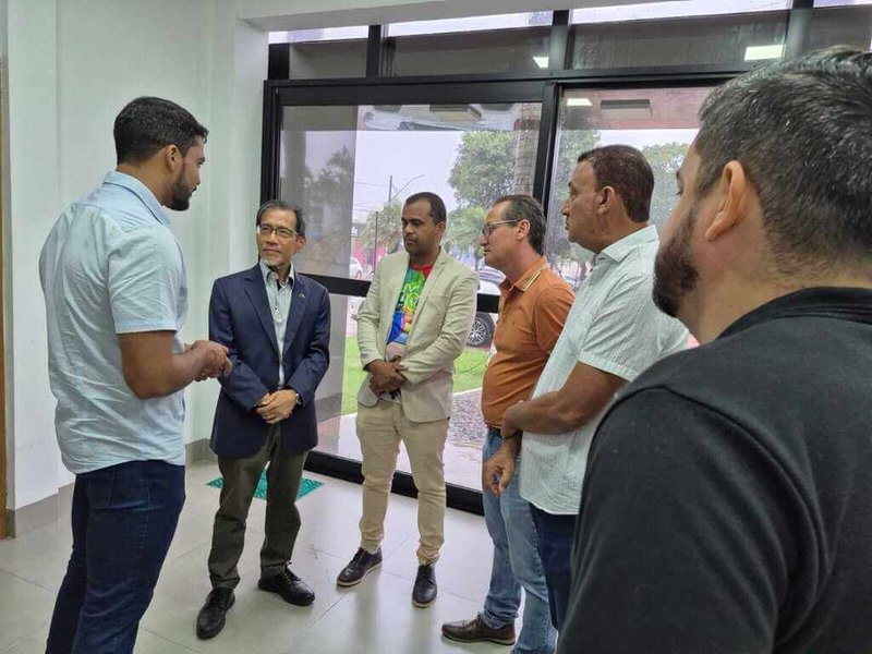 駐巴西代表廖志賢(左2)首訪巴西特林達市,與市長朱尼爾(左1)及市府官員會晤並參觀市政設施。(駐巴西代表處提供)中央社記者唐雅陵聖保羅傳真 114年12月23日