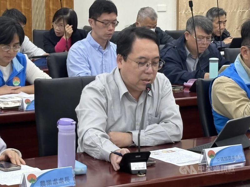 新竹縣交通旅遊處長陳盈州（前）23日在主管會報中表示，從115年1月1日起，將擴大實施公共自行車傷害險政策，而使用者須透過微笑單車官方網站或官方APP完成投保登錄，且實際騎乘者須與被保險人為同一人，才符合後續理賠資格。中央社記者郭宣彣攝　114年12月23日