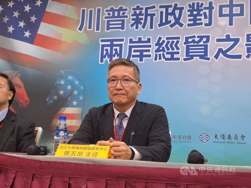淡江大學兩岸關係研究中心主任張五岳今天在「川普新政對中國大陸經濟及兩岸經貿之影響與展望」座談會表示，美台關稅最關鍵是232條款與對美投資，這對台灣出口與全球供應鏈都會產生影響。中央社記者陳鎧妤攝  114年12月23日