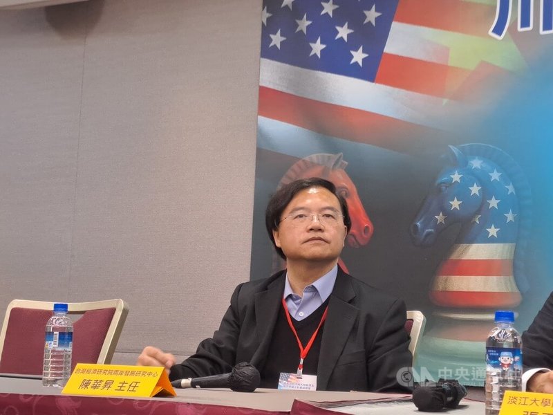 台灣經濟研究院兩岸發展研究中心研究員兼主任陳華昇今天在「川普新政對中國大陸經濟及兩岸經貿之影響與展望」座談會表示，中國大陸正全面擴大美國以外地區的出口，處理過剩製造業產能，也可能激化與台灣的外貿競爭。中央社記者陳鎧妤攝  114年12月23日