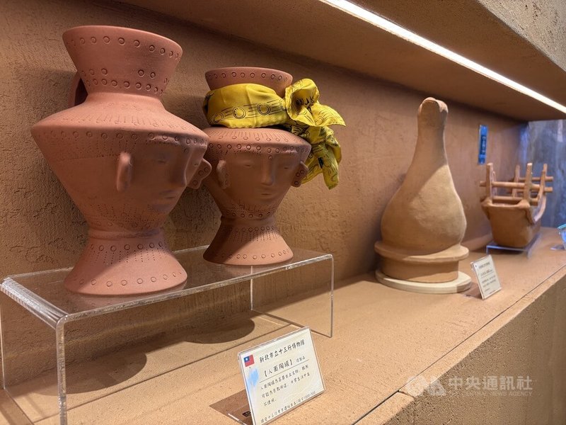 新北市立十三行博物館23日舉行13 CAFÉ開幕活動，這也是全台唯一的考古主題餐飲空間，店內展示十三行博物館與日本、韓國姊妹館締約結盟時的贈禮，包括人面陶罐、船形埴輪等複製品。中央社記者曹亞沿攝　114年12月23日