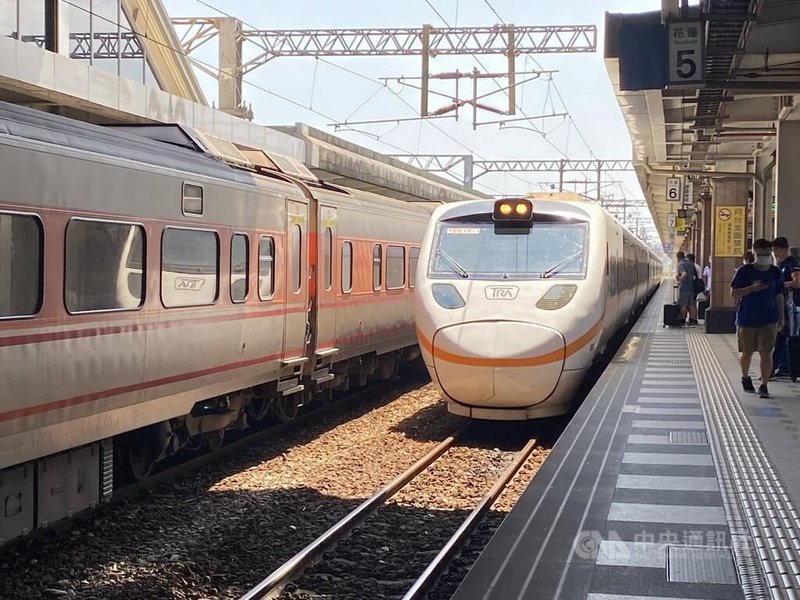 為提升外縣市人才願意加入並留任花蓮，花蓮縣政府規劃自115年1月1日至115年12月31日推出返鄉交通補助試行方案。補助對象為設籍外縣市的編制內公務人員，每月可補助一次返鄉台鐵自強號一般座位交通費用，如需轉乘則補助至最近火車站的票價。中央社記者李先鳳攝　114年12月23日