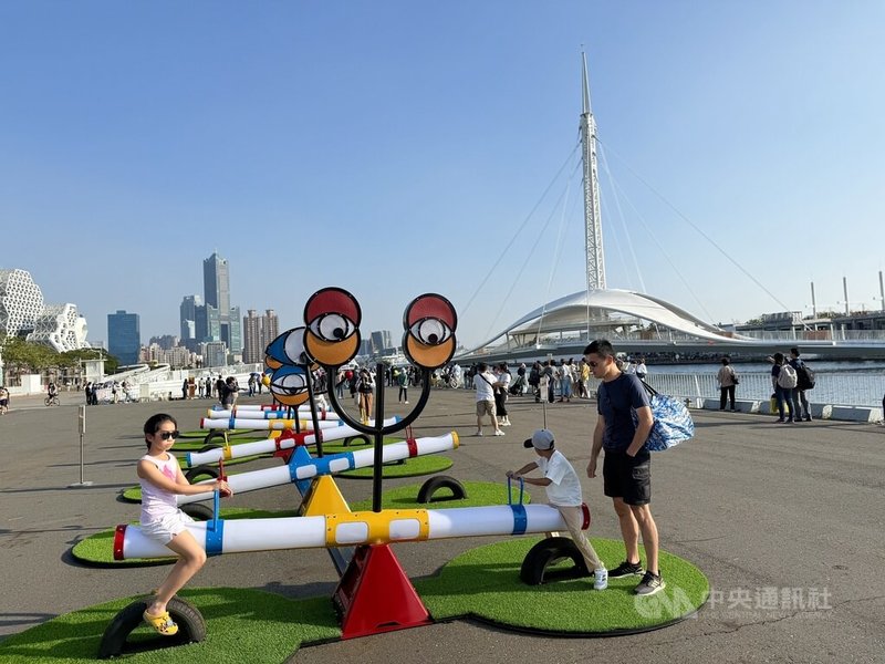 高雄駁二藝術特區在大港橋旁淺三碼頭上，打造藝術裝置「好奇翹翹板 CURIOSITY」，23日中午12時啟用，裝置的巨型眼睛會隨著翹翹板升降轉動。中央社記者董俊志攝　114年12月23日