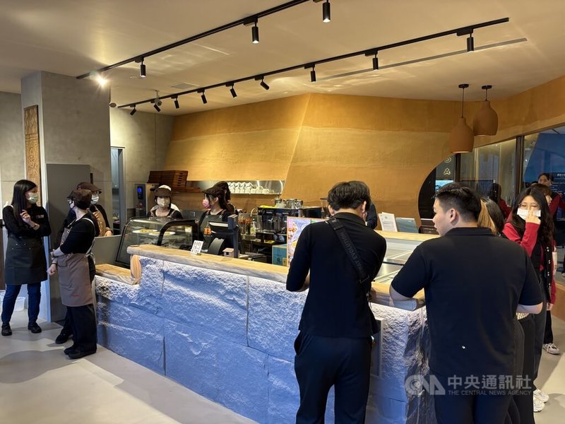 新北市立十三行博物館與新北市設計中心聯手打造考古咖啡廳13 CAFÉ，23日開幕，空間裝修從建材源頭把關，取得「綠裝修」認證，象徵博物館不僅是見證歷史場所，更是當代永續生活美學的示範基地。中央社記者曹亞沿攝　114年12月23日