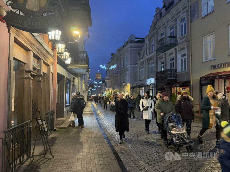 歐洲聯盟旗下定期民調「歐洲晴雨表」（Eurobarometer）22日發布的最新調查顯示，立陶宛有88%民眾對生活表示滿意，不僅創新高，也首度超越歐盟平均的86%。圖為立陶宛民眾於耶誕節期間漫步老城區，享受節慶氛圍。中央社記者游堯茹維爾紐斯攝　114年12月23日