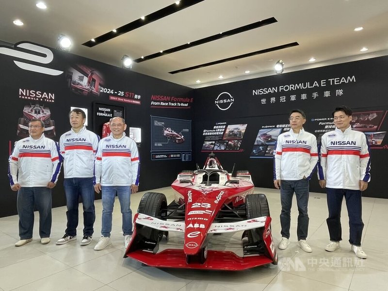 NISSAN於23日舉辦「2026台北新車暨新能源車大展」預賞活動，裕日車現場展出包括ABB Formula E電動方程式錦標賽冠軍賽車。圖為裕日車總經理姚振祥（左3）、裕日車副總經理李昌益（右2）。中央社記者鍾榮峰攝　114年12月23日