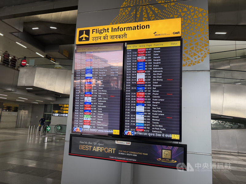 德里國家首都區（NCR）23日出現嚴重霧霾，部分地區能見度降至0。英蒂拉．甘地國際機場（Indira Gandhi International Airport）已有超過200個航班延誤、至少10個航班取消。圖為英蒂拉．甘地國際機場航班時刻表，上面可見直到23日下午仍有航班延誤。中央社記者李晉緯新德里攝　114年12月23日