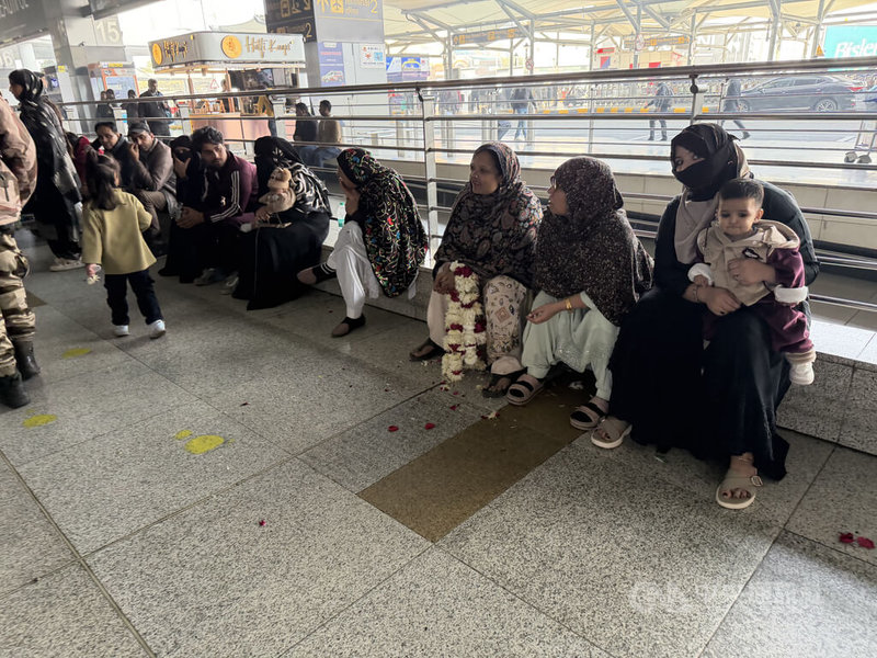 印度德里英蒂拉．甘地國際機場（Indira Gandhi International Airport）因霧霾導致許多班機延誤，許多前往接機的民眾在機場等到累了便席地而坐。中央社記者李晉緯新德里攝　114年12月23日