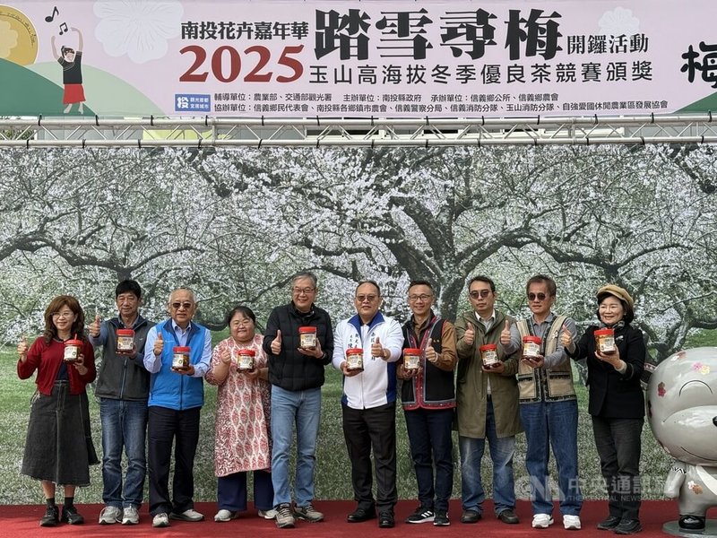 南投縣信義鄉農會23日宣傳「踏雪尋梅」暨冬季玉山烏龍茶評鑑活動，開鑼儀式將在梅子夢工廠進行，當天有茶席品茗、梅子泡菜製作體驗、梅子特色料理分享等。中央社記者蕭博陽南投縣攝　114年12月23日