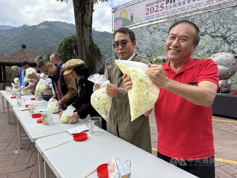 南投縣信義鄉農會「踏雪尋梅」暨冬季玉山烏龍茶評鑑活動27日將在梅子夢工廠登場，規劃梅子泡菜製作體驗等。中央社記者蕭博陽南投縣攝　114年12月23日