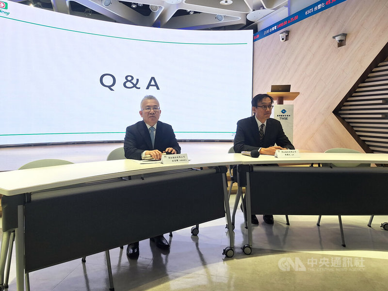 黑松23日在證交所舉辦法說會，財務處長杜居燦（圖左）表示，今年咖啡豆價格飆漲5成，影響前3季獲利表現，旗下韋恩咖啡明年是否漲價，需審慎評估。中央社記者何秀玲攝　114年12月23日