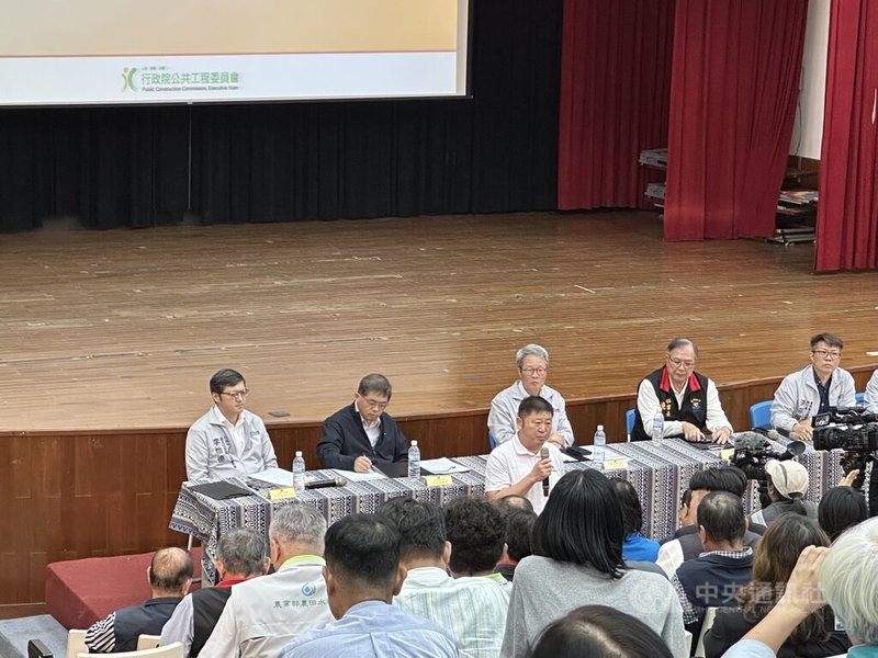 為確保馬太鞍溪堰塞湖災後復原工作符合地方需求，行政院23日在花蓮光復國小舉行說明會，盼建立中央與地方溝通平台，議長張峻（持麥克風者）發言，盼縣府總預算要包含重建計畫，盡速送審。中央社記者李先鳳攝　114年12月23日