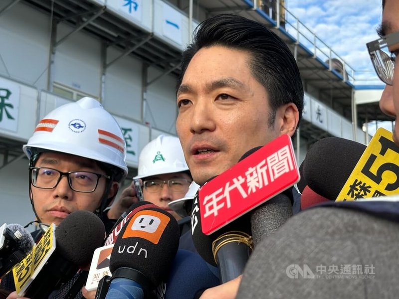 台北市長蔣萬安（右）23日表示，發生隨機攻擊案後，北市維安規格全面提升，並將全力向中央爭取補足警力缺口。中央社記者陳昱婷攝　114年12月23日