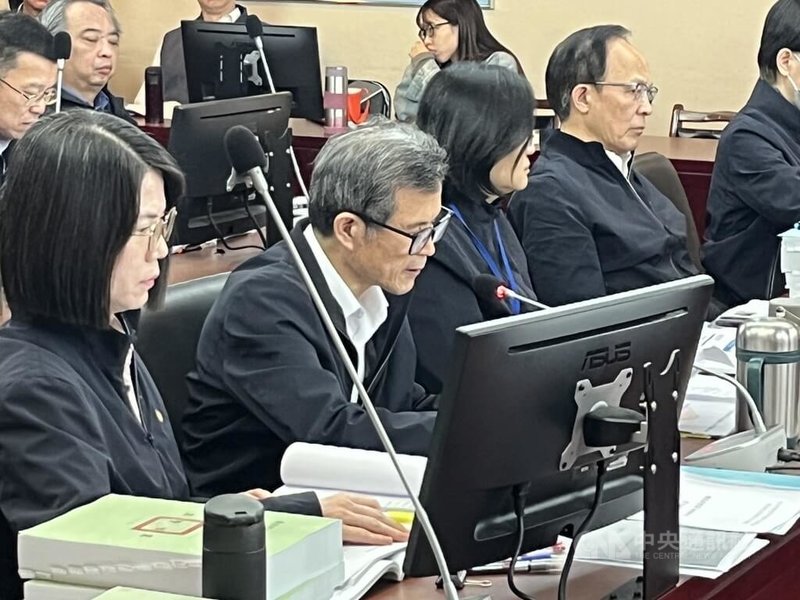 台北市政府警察局長李西河（前左2）23日表示，捷運警察編制222人，實況203人，負責巡邏守望117個北捷站體勤務，已發文內政部警政署，考量台北人口密集、事情較多，2026年1月是否考量台北需較多人力給人。中央社記者楊淑閔攝　114年12月23日