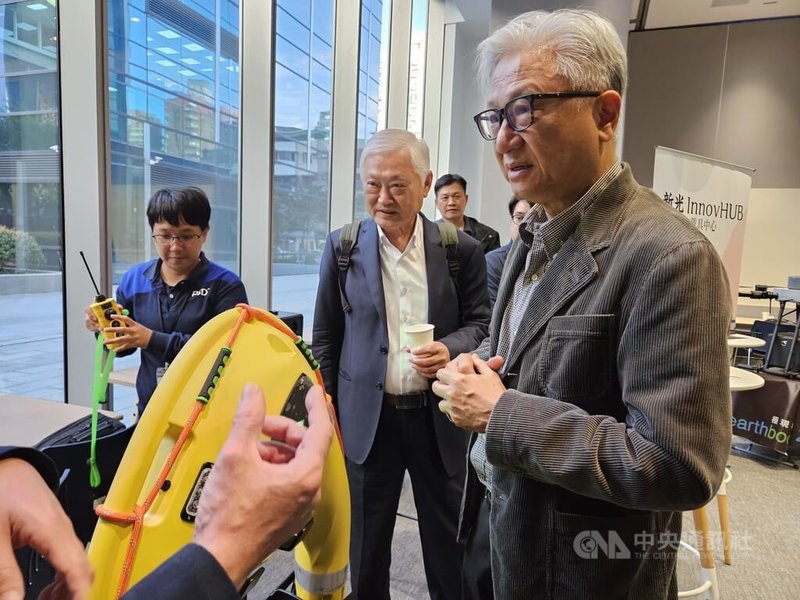 新纖積極從傳產朝向創新科技轉型，成立新公司蓋亞資本，投入青創與新創事業投資，蓋亞資本今天舉行創業天使趴，新纖董事長吳東昇（前右）與研華科技共同創辦人暨台企再造基金投審會召集人何春盛（前中）出席。中央社記者曾仁凱攝　114年12月23日