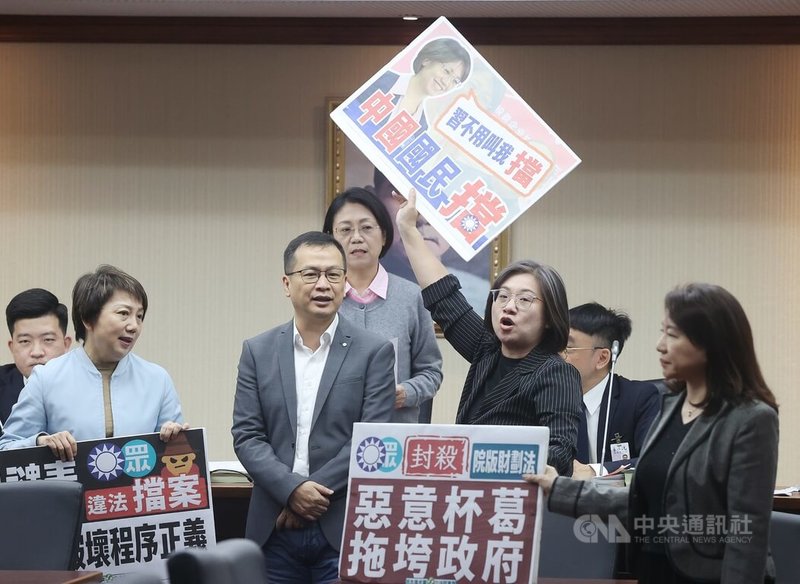 立法院程序委員會23日開會,在藍白立委聯手下,再度封殺行政院所提新台幣1.25兆國防特別條例及財劃法草案排入26日立法院會的報告事項議程,無法交付相關委員會審查。國民黨立委羅智強(前左2)說,真正卡案的是總統賴清德,因為賴總統提出此特別條例,卻不敢到立法院報告並接受質詢,是賴總統自己在卡軍購。中央社記者郭日曉攝 114年12月23日