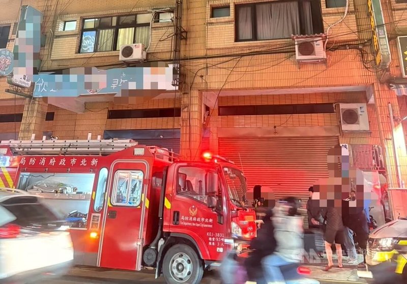 新北市泰山區泰林路二段某公寓23日晚間發生疑似氣爆意外，警消獲報迅速派人車到場，一越籍男子遭燒傷送醫。（翻攝照片）中央社記者王鴻國傳真　114年12月23日