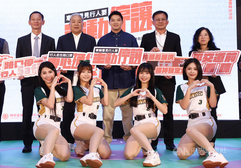 交通部強化路口安全宣導暨影片發布記者會23日在台北舉行，交通安全大使由職棒球星吳念庭（2排中）與父親吳復連（2排左2）擔任，他們也在會中分享拍攝廣告心得。中央社記者王騰毅攝　114年12月23日