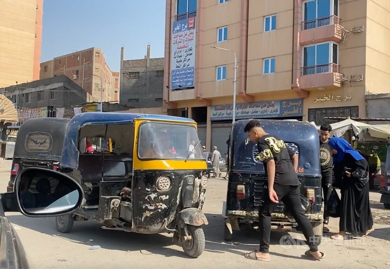 近日埃及一名嘟嘟車司機觸摸女性外國遊客胸部，並試圖親吻遊客的影片在社群媒體流傳。埃及當局隨後展開調查，該名司機被埃及法院判處10年監禁，罪名是性騷擾外國遊客。圖為在開羅街頭的嘟嘟車，攝於9月15日。中央社記者施婉清開羅攝　114年12月23日