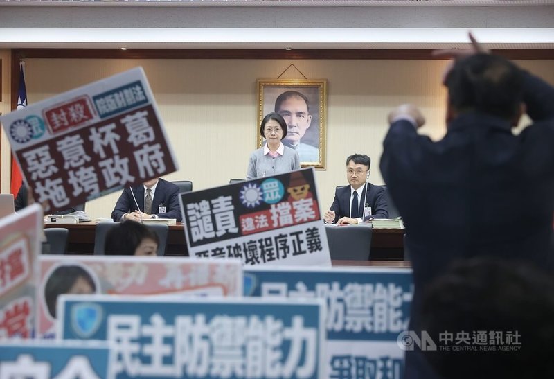立法院程序委員會23日開會,藍白立委挾人數優勢表決,預算規模新台幣1.25兆元的強化防衛韌性及不對稱戰力計畫採購特別條例草案暫緩列案,民進黨立委王義川(右)指責主持會議的召委翁曉玲(後中)。中央社記者郭日曉攝 114年12月23日