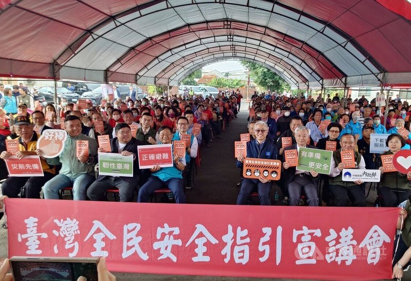 內政部23日於嘉義縣六腳鄉永安宮舉辦台灣全民安全指引宣講會，由內政部次長吳堂安（前排右4）、警政署長張榮興（前排右3）主講，民主進步黨籍立法委員蔡易餘（前排左3）等出席，鄉親熱情參與。中央社記者蔡智明攝　114年12月23日